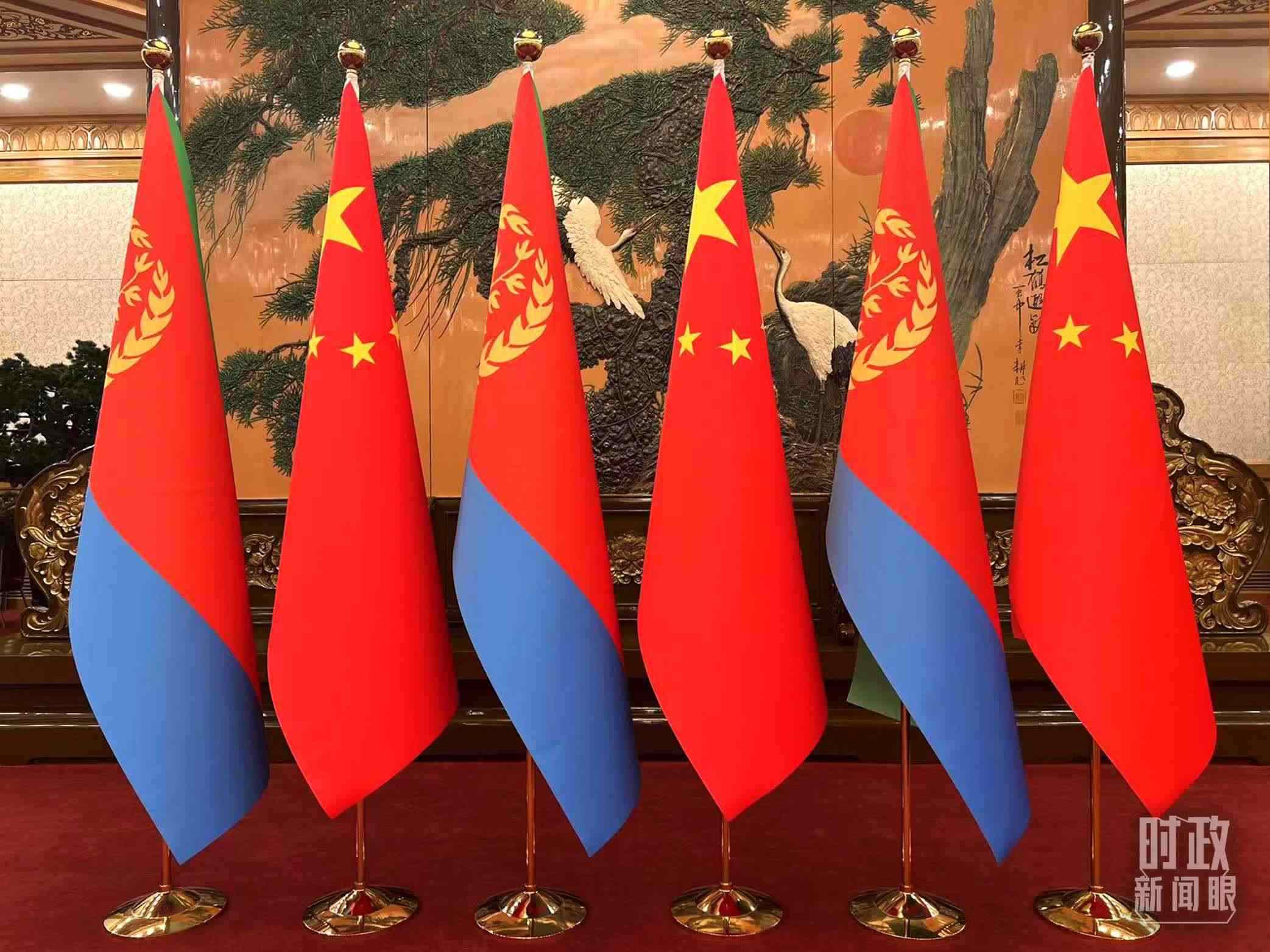 △會見現(xiàn)場擺放的中國和厄立特里亞兩國國旗。（總臺央視記者趙婷拍攝）