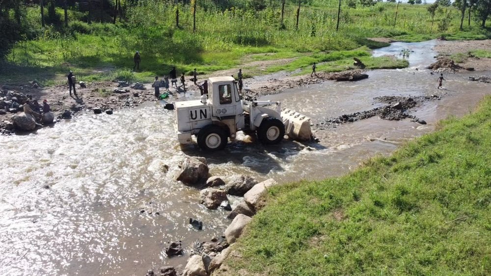 2023年6月7日，在剛果（金）南基伍省卡萊亥地區(qū)，中國(guó)第26批赴剛果（金）維和工兵分隊(duì)官兵進(jìn)行施工作業(yè)。