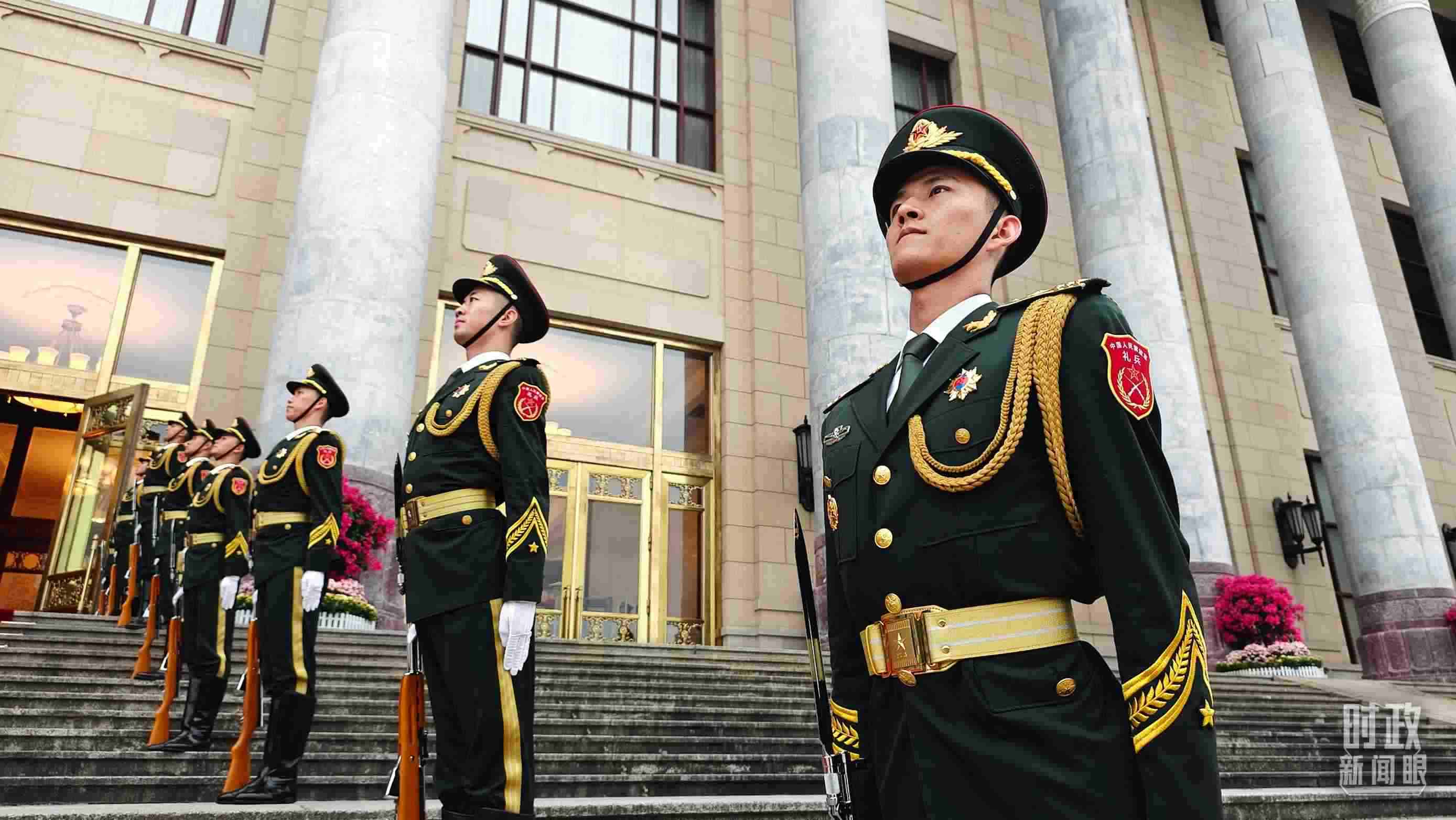  △人民大會堂外，禮兵列隊(duì)歡迎外國領(lǐng)導(dǎo)人。（總臺央視記者韓銳拍攝）