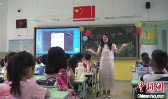 圖為衡水市新苑小學(xué)，老師正在給學(xué)生講開學(xué)第一課的內(nèi)容。王天祥 攝