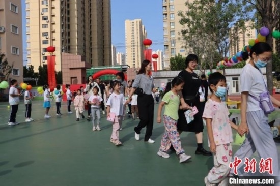 圖為衡水市新苑小學(xué)，小學(xué)一年級(jí)新生佩戴“夢(mèng)想徽章”后，步入校園 。王天祥 攝