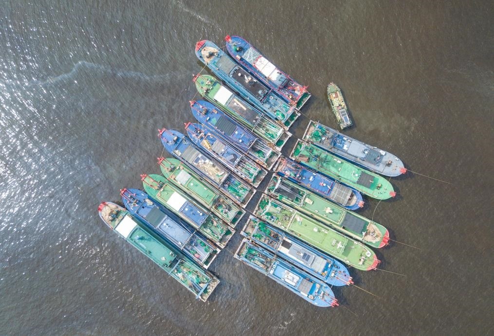 9月4日，船只在海南省?？谑行赂鄞a頭?？勘茱L(fēng)（無人機(jī)照片）。新華社記者 蒲曉旭 攝