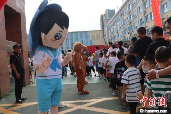 圖為衡水市新苑小學(xué)，老師穿上玩偶服裝歡迎新生入學(xué)。王天祥 攝