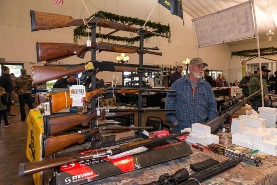 這是2022年1月22日在美國(guó)達(dá)拉斯槍展上拍攝的槍支。新華社發(fā)（李琳攝）