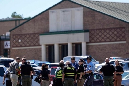 9月4日，在美國(guó)佐治亞州巴羅縣溫德市，警察聚集在發(fā)生槍擊事件的阿巴拉契高中外。新華社/美聯(lián)