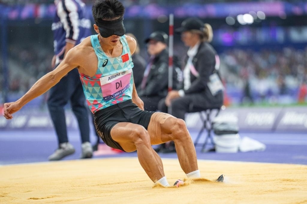 8月30日，邸東東在巴黎殘奧會田徑男子跳遠T11級決賽中試跳。新華社記者 黃偉 攝