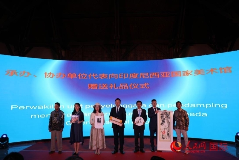在展覽開(kāi)幕式現(xiàn)場(chǎng)，本次展覽的承辦、協(xié)辦單位代表向印尼國(guó)家美術(shù)館贈(zèng)送禮品。人民網(wǎng)記者 曹師韻攝