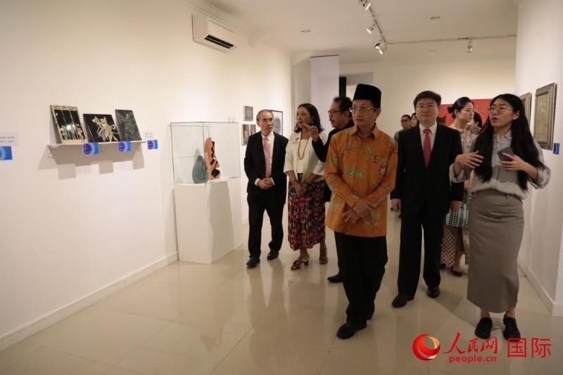 參加開(kāi)幕式的嘉賓參觀展覽。人民網(wǎng)記者曹師韻攝