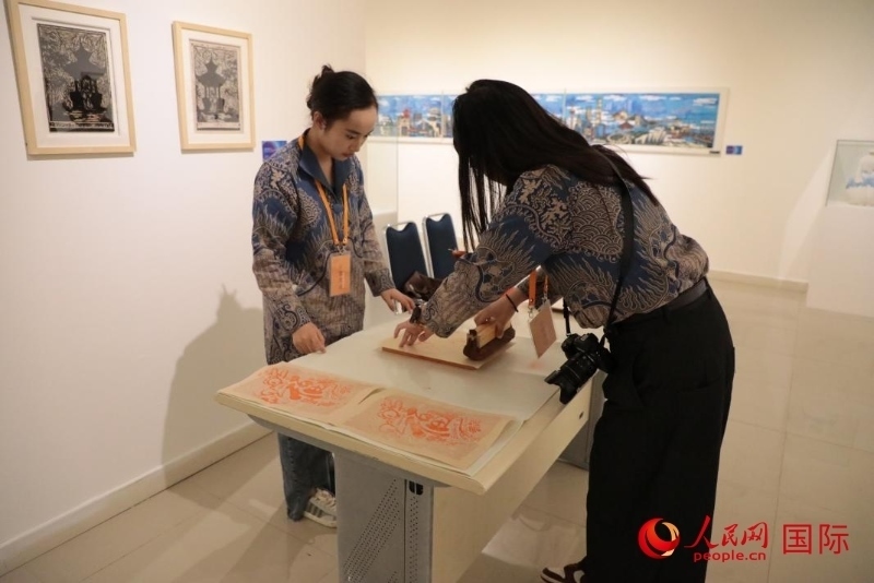 展覽現(xiàn)場(chǎng)的拓印技藝體驗(yàn)工坊。人民網(wǎng)記者曹師韻攝