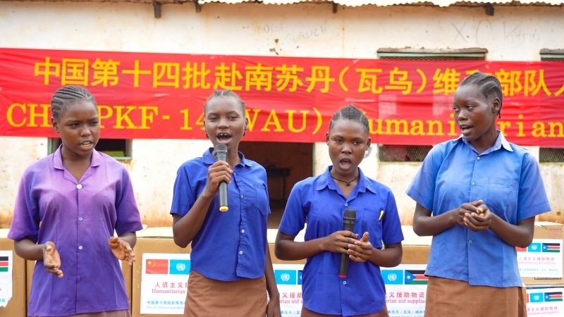 動聽的歌聲歡迎中國官兵。王軍杰攝