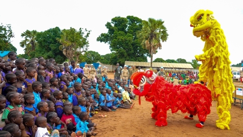 舞獅活動引發(fā)現(xiàn)場熱烈掌聲。謝坤攝