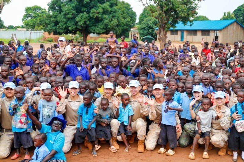 維和官兵與學(xué)生進(jìn)行合影。殷亦豪攝