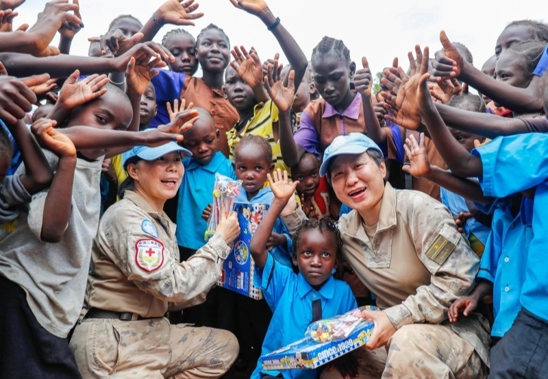 學(xué)生對中國官兵援助表達(dá)感謝。王皓宇攝