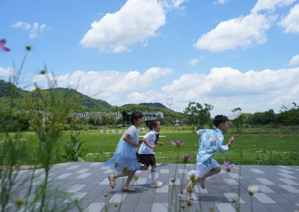 兒童在余姚市梁弄鎮(zhèn)的田野間奔跑（7月3日攝）。新華社記者翁忻旸 攝