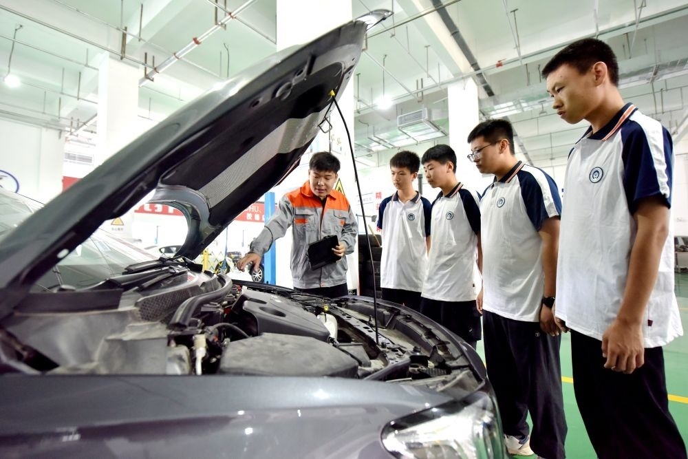 2024年6月7日，河北省邢臺市威縣職業(yè)技術(shù)教育中心教師在指導(dǎo)學生學習汽車維修技術(shù)。新華社記者 王曉 攝