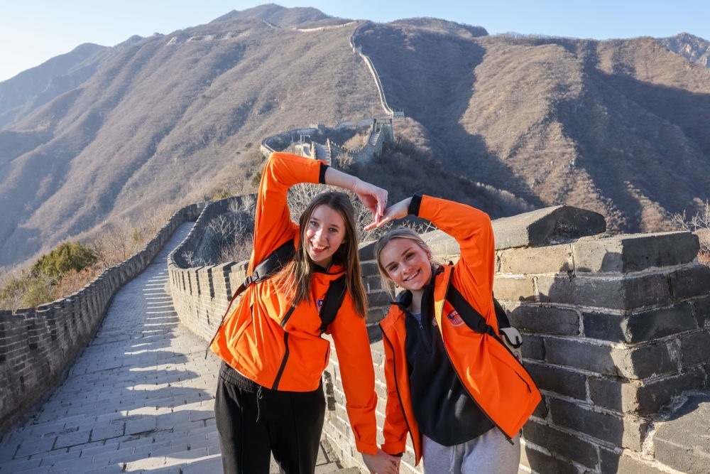 2024年3月20日，美國華盛頓州中學生代表團的成員在北京慕田峪長城留影。新華社記者 殷剛 攝