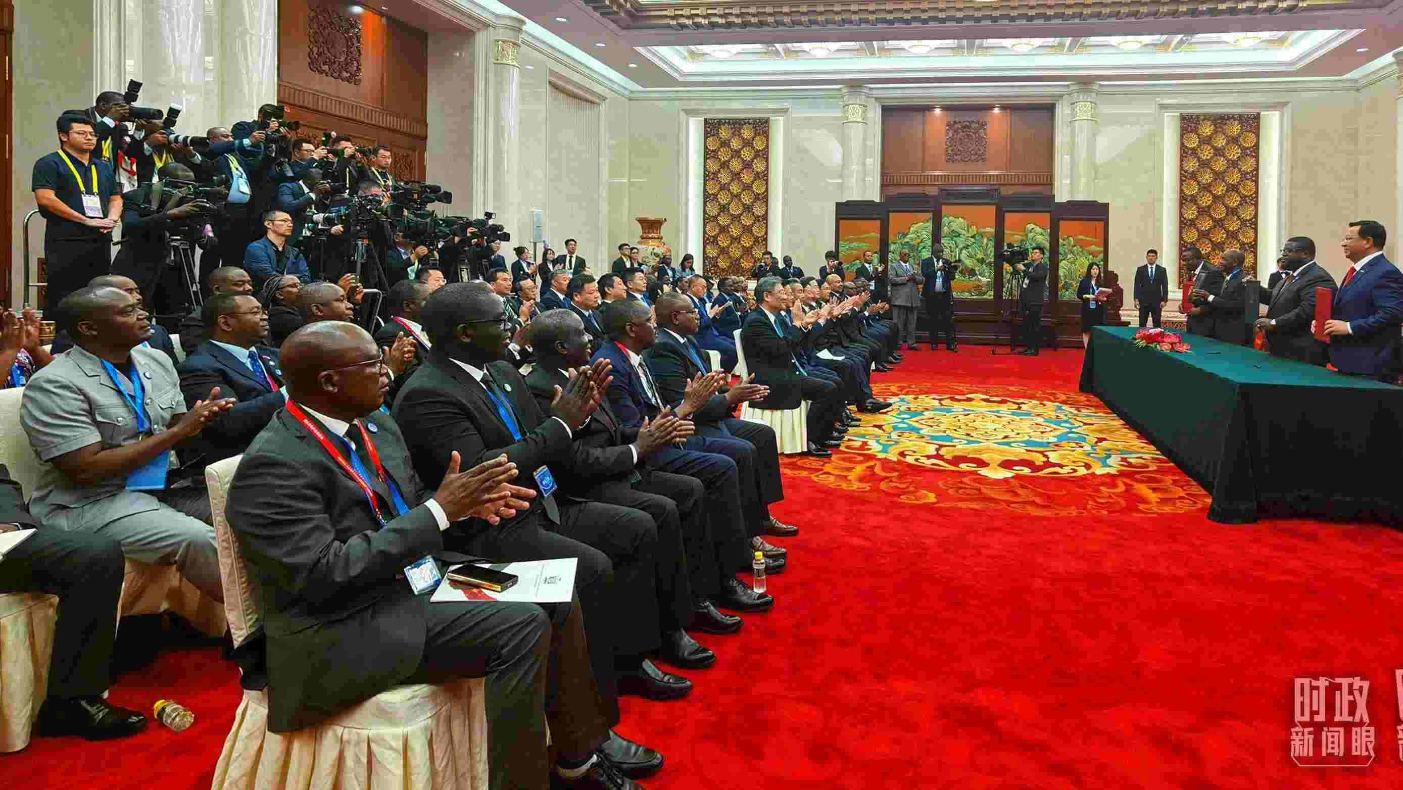 《坦贊鐵路激活項目諒解備忘錄》簽署現(xiàn)場。（總臺央視記者曹亞星拍攝）