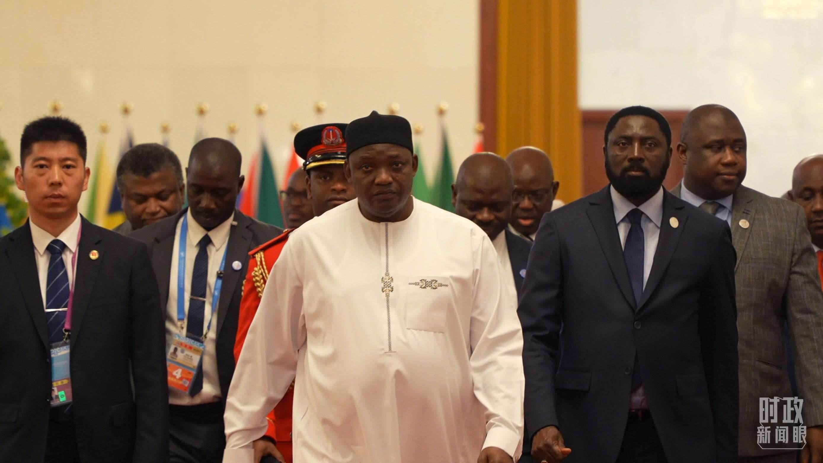 岡比亞總統(tǒng)巴羅走向會見廳。（總臺央視記者蔣碩拍攝）
