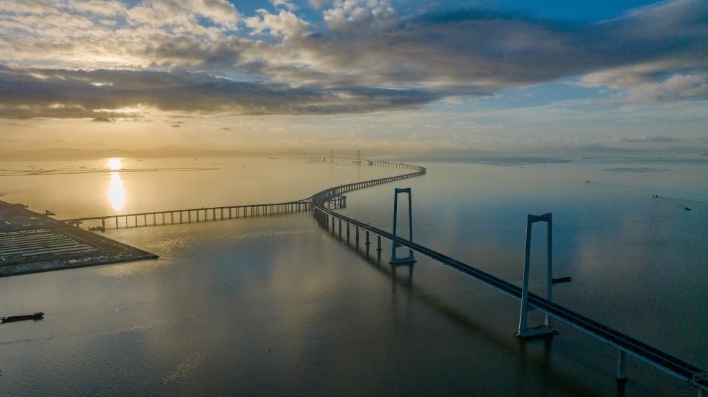 6月27日，沐浴在晨曦中的深中通道（無(wú)人機(jī)照片）。新華社記者毛思倩 攝