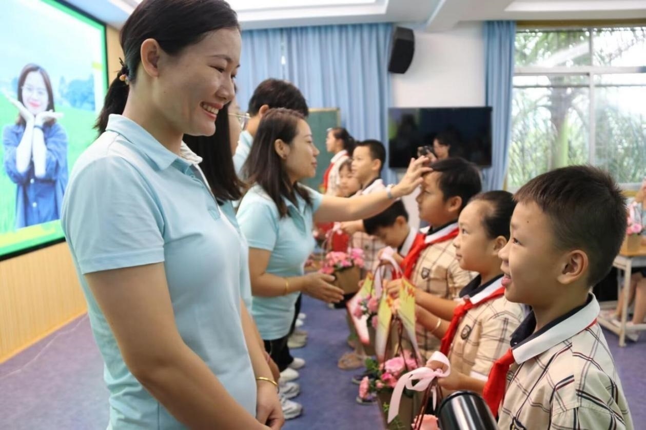 2023年教師節(jié)前，廣西南寧一所學校，學生向老師獻上鮮花、賀卡。