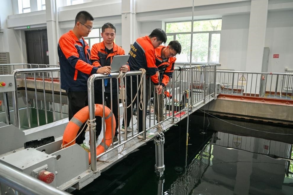 哈爾濱工程大學(xué)水聲工程學(xué)院學(xué)生在進(jìn)行技術(shù)實(shí)驗(yàn)。新華社記者王松 攝