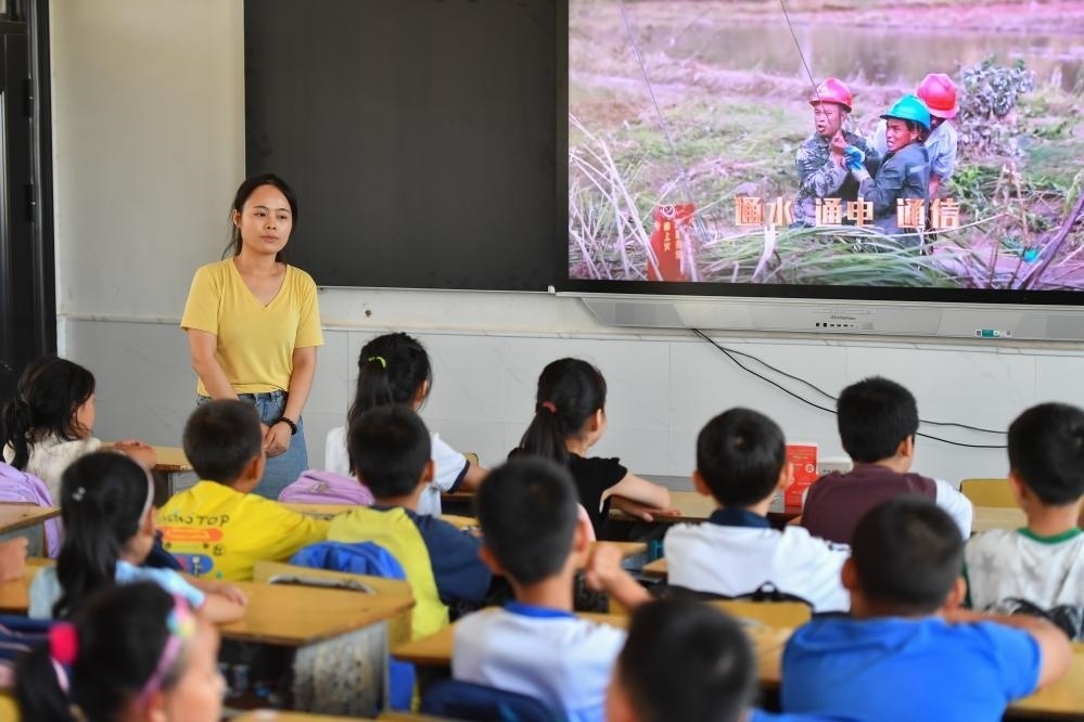 今年夏天，湖南華容縣等地遭受洪澇災害。9月，華容縣一所學校，老師通過講述防災救災故事，引導孩子們知情、共情，汲取成長的力量。