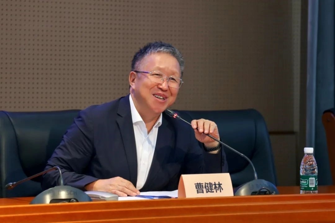 科技部原副部長、十三屆全國政協(xié)教科衛(wèi)體委員會副主任、現(xiàn)任季華實驗室理事長、主任曹健林致辭。主辦方供圖