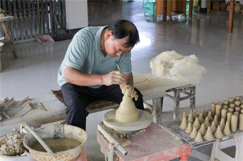 陶器是人類社會由舊石器時代發(fā)展到新石器時代的標志之一，也是人類由野蠻走向文明的標志，承載著人類成長進步的記憶。陶藝一條街上，母氏陶藝館內(nèi)，空氣中彌漫著陶土的芬芳。非遺傳承人母先才展示制陶技術(shù)，他神情專注、心無旁騖地打磨手中的陶坯，手中的泥土在旋轉(zhuǎn)的陶輪上漸漸成型。與土陶相伴近40年的母先才堅守初心，傳承土陶技藝是他作為貴州省級非遺花茂土陶傳承人的“執(zhí)念”與責任。（俄羅斯《俄羅斯報》視覺內(nèi)容部副主編阿爾圖爾·杰魯諾夫攝）
