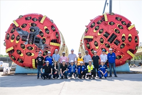 中外員工在盾構(gòu)機(jī)前合影。中國(guó)電建供圖