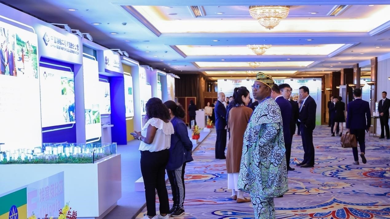 與會(huì)嘉賓參觀主題展覽。主辦方供圖