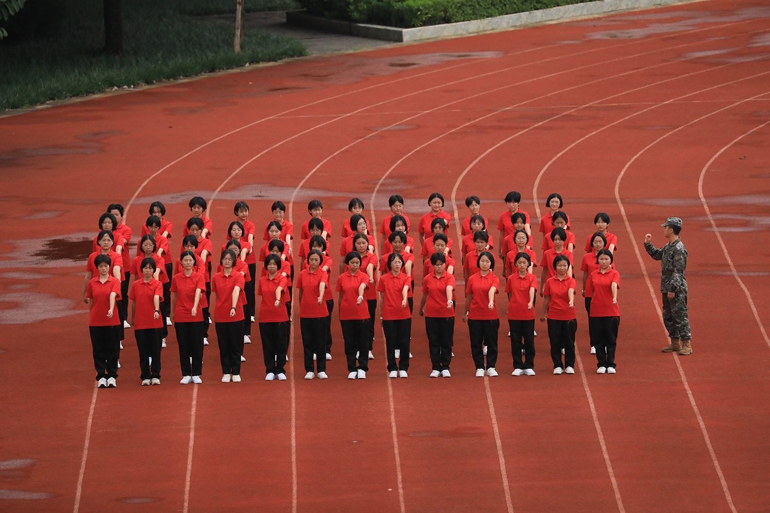 華坪女高2024級新生軍訓(xùn)。華坪縣融媒體中心供圖