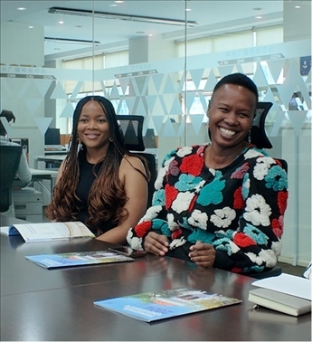 支隊成員在CGTN非洲總站與當地記者交流。穆瑞瑩攝