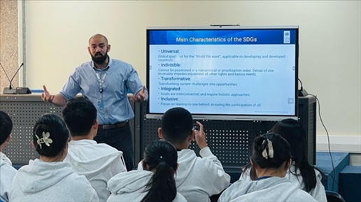 聯(lián)合國內羅畢辦事處的工作人員為支隊成員講解可持續(xù)發(fā)展目標。林源攝