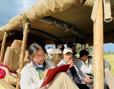 支隊成員開展長頸鹿監(jiān)測國際志愿工作。林源攝