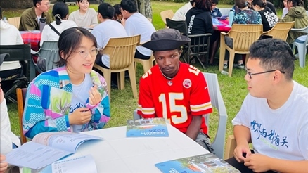 支隊成員在青年論壇上與世界各地的志愿者交流。 林源攝