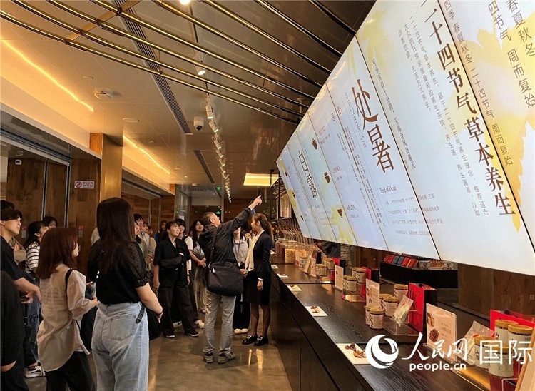 2. 日中友好協(xié)會青年代表團(tuán)一行學(xué)習(xí)24節(jié)氣養(yǎng)生知識。（人民網(wǎng)記者陳思 攝）