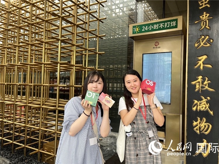 5. 代表團(tuán)團(tuán)員展示通過無人售藥機(jī)購買的盲盒。（人民網(wǎng)記者陳思 攝）