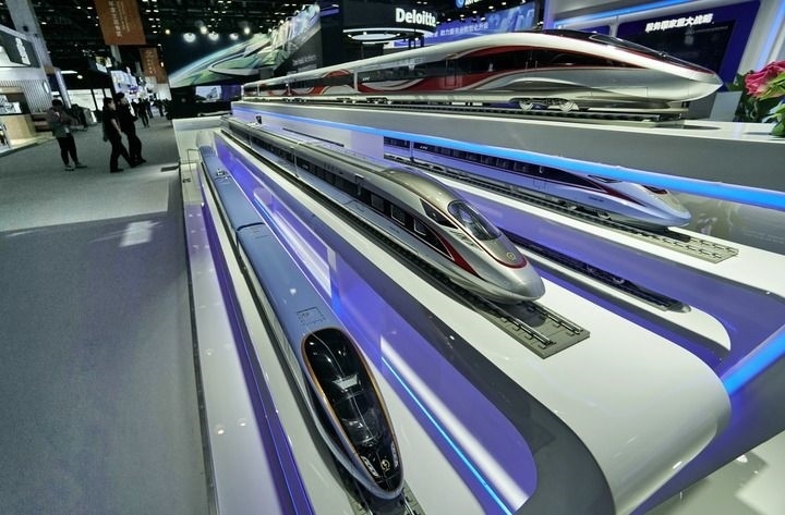 2024年9月11日拍攝的國(guó)家會(huì)議中心會(huì)場(chǎng)內(nèi)的展臺(tái)。新華社記者 李欣 攝