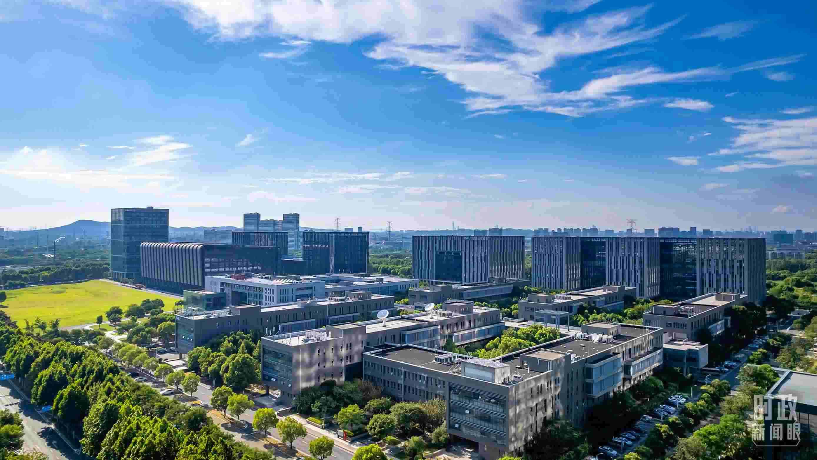  △2023年7月，習近平調(diào)研南京紫金山實驗室，強調(diào)要為實現(xiàn)高水平科技自立自強立下功勛。（圖/視覺中國）