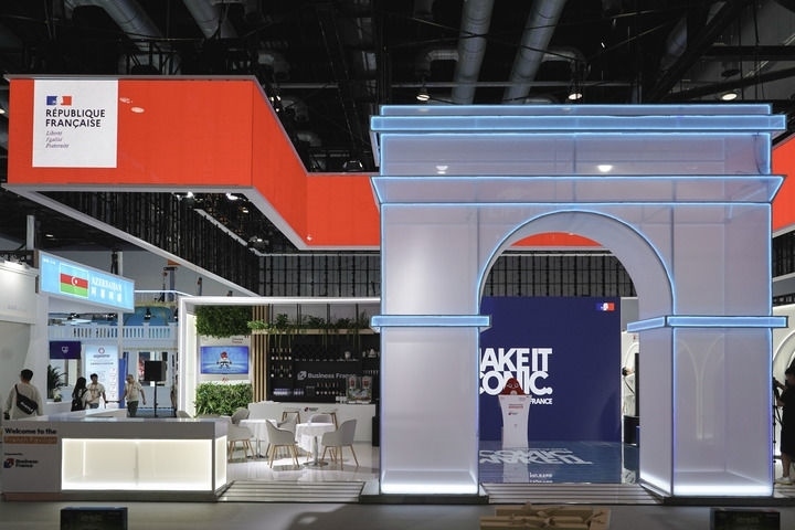 2024年9月11日在國(guó)家會(huì)議中心拍攝的主賓國(guó)法國(guó)展館。新華社記者 曹夢(mèng)瑤 攝