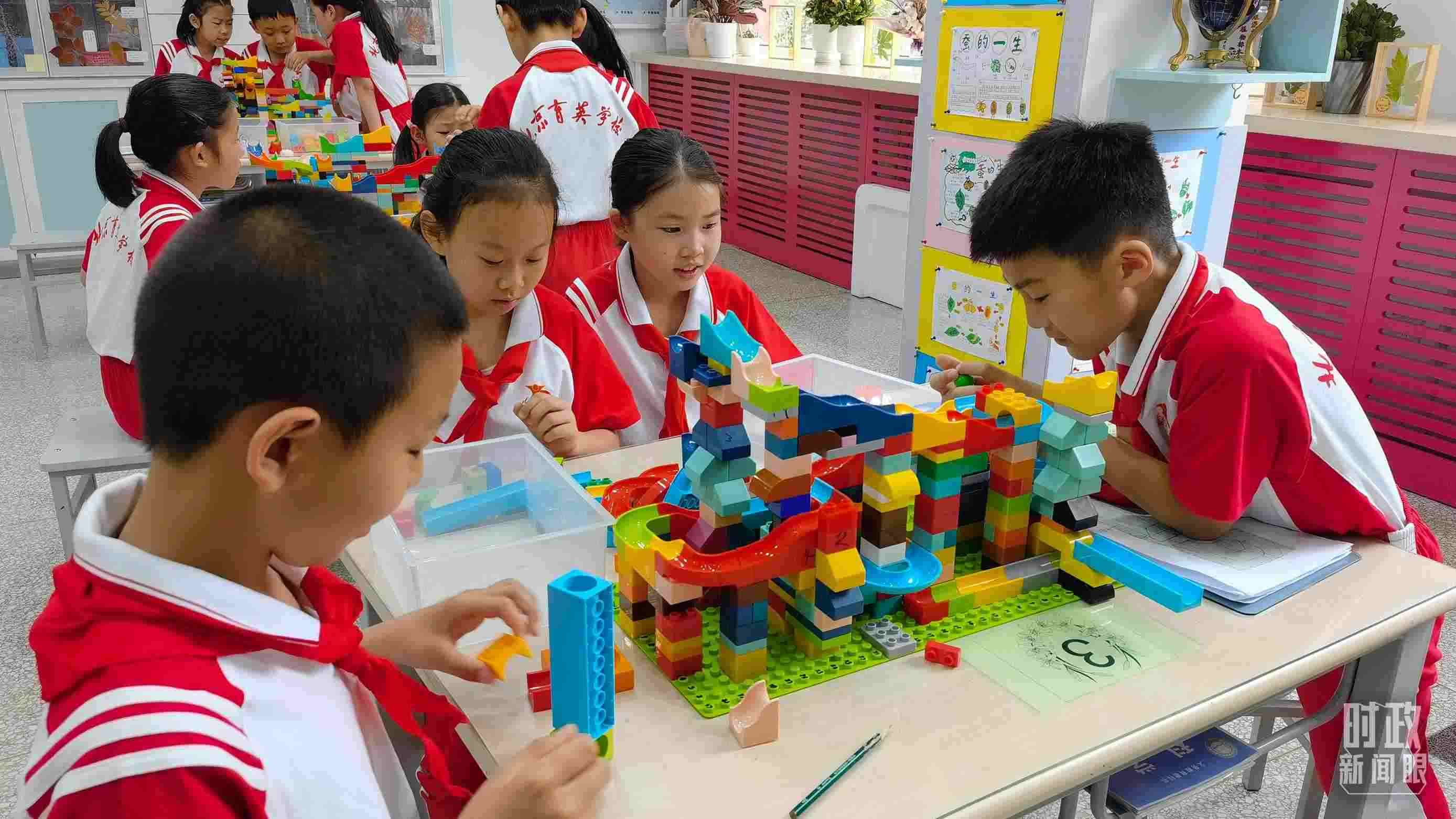  △這是北京育英學校的科學教室。2023年5月，習近平在這里調(diào)研時，希望同學們從小樹立“科技創(chuàng)新、強國有我”的志向。（總臺央視記者石丞拍攝）