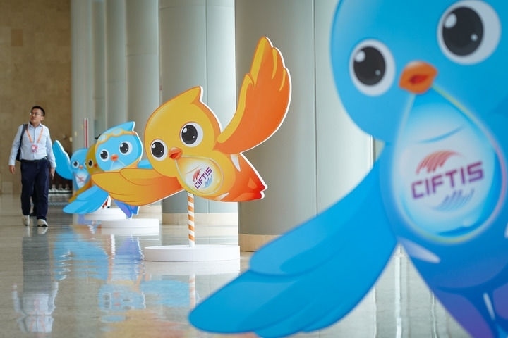 2024年9月11日在國(guó)家會(huì)議中心拍攝的服貿(mào)會(huì)吉祥物“福燕”形象。新華社記者 陳鐘昊 攝