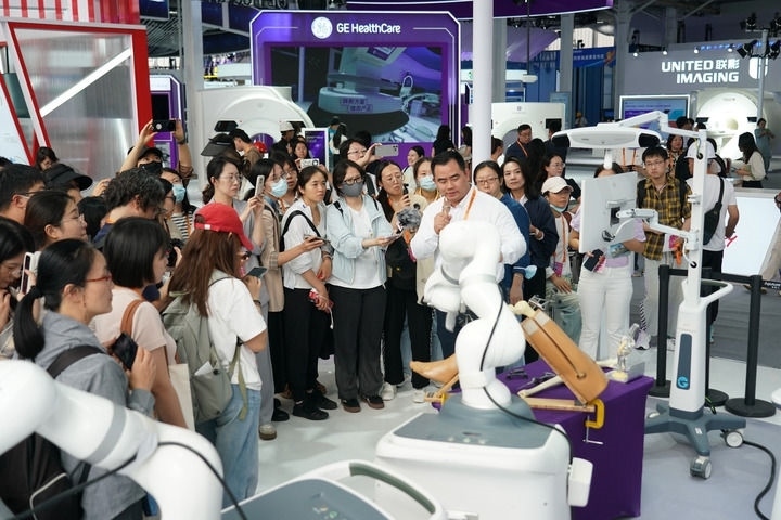 2024年9月11日，記者在服貿(mào)會(huì)首鋼園區(qū)健康衛(wèi)生服務(wù)館采訪。新華社記者 張晨霖 攝