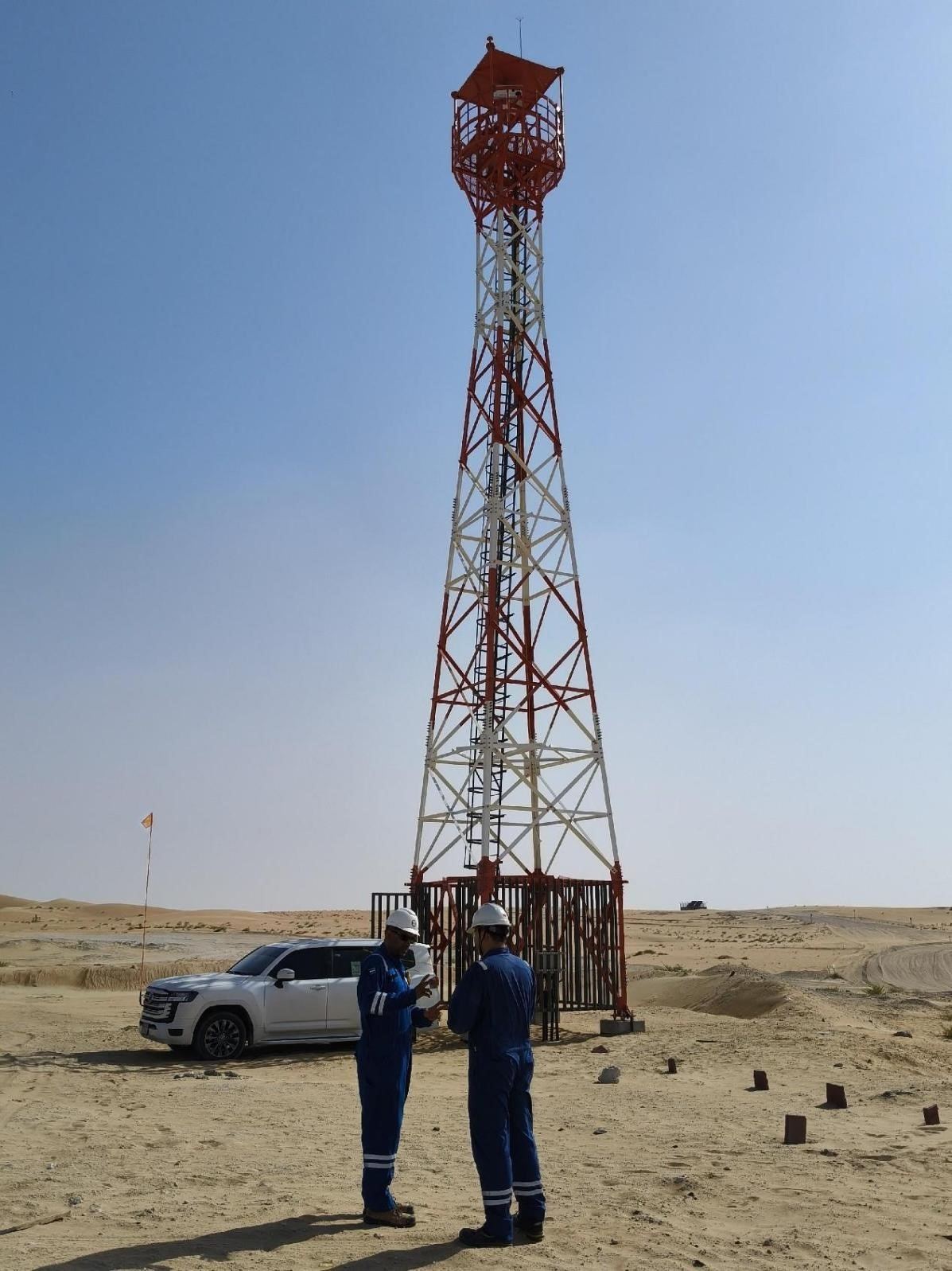 工作人員在調(diào)試紅外線氣體監(jiān)測及智能預警系統(tǒng)。振華石油供圖