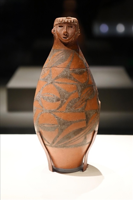 大地灣出土的人頭形器口彩陶瓶。新華社記者 范培珅 攝