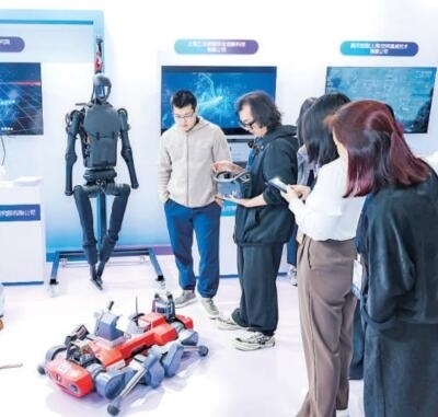 普陀區(qū)“中華武數(shù)”科創(chuàng)集市上，展位工作人員在向觀眾展示機器人。資料圖片