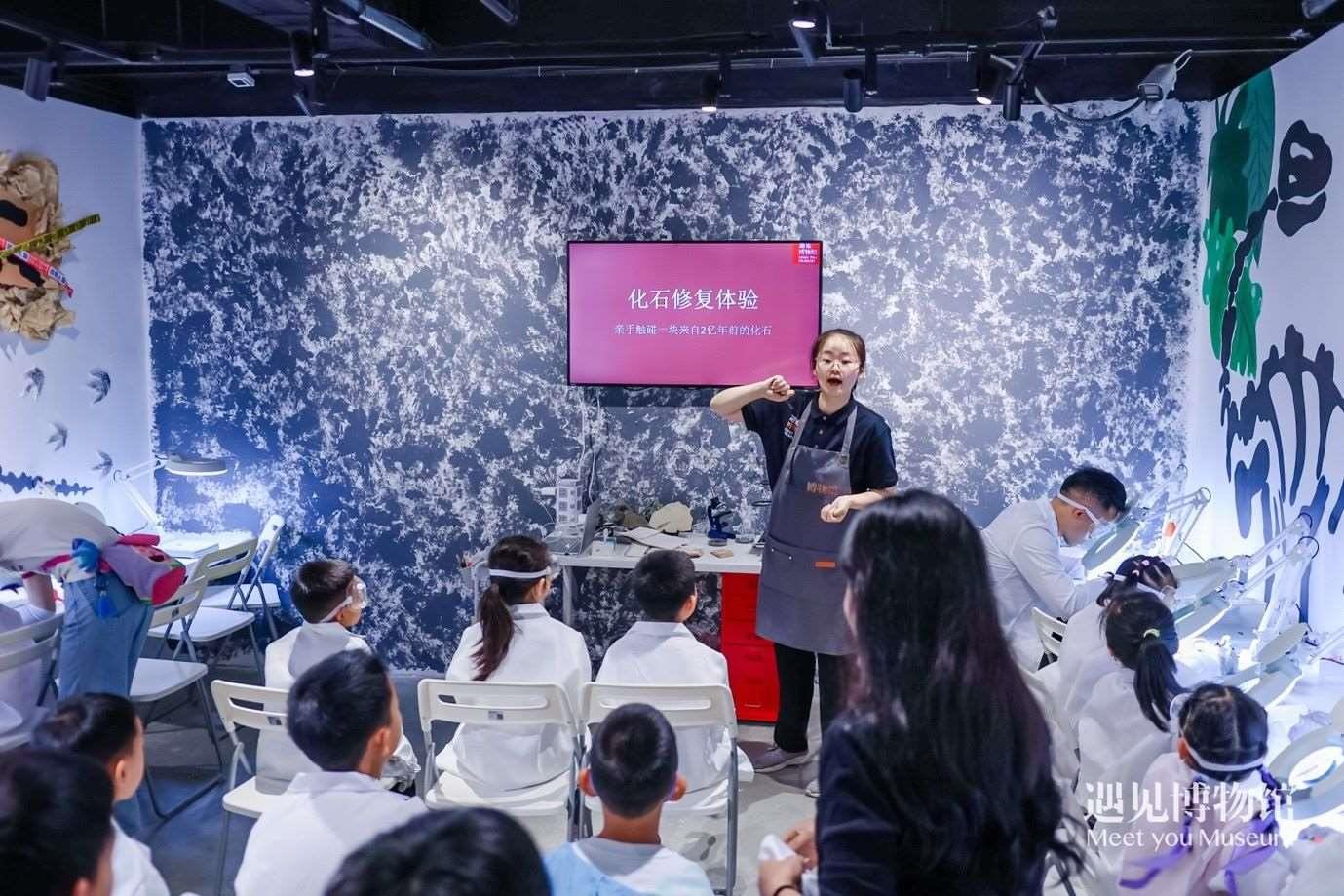 3. 小朋友們在“2億年的地球記憶——恐龍化石特展”體驗當(dāng)“小小科學(xué)家”。遇見博物館供圖