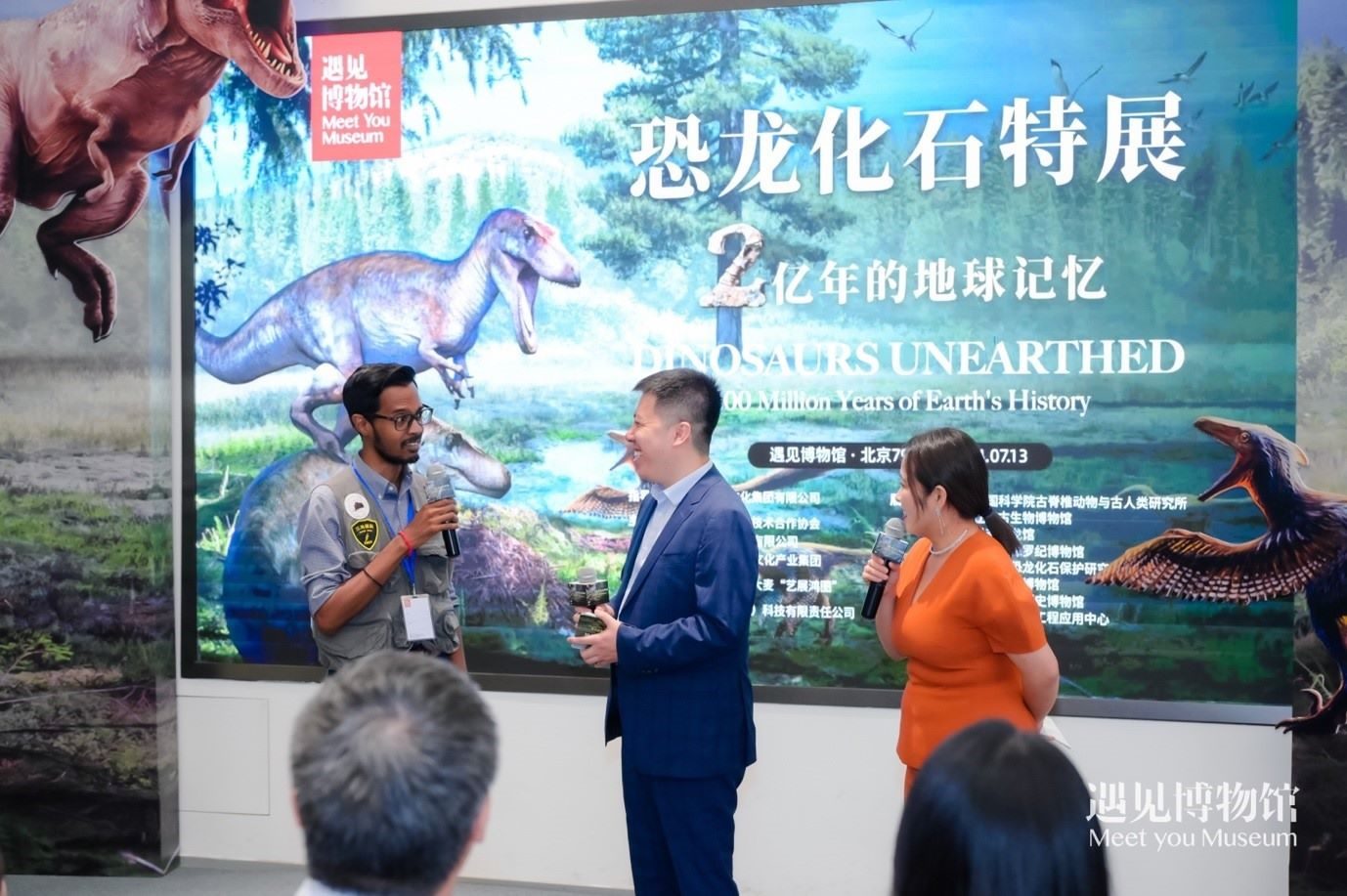 8. 中國科學(xué)院古脊椎動物與人類研究所特別研究助理保羅·拉米向游客介紹“2億年的地球記憶——恐龍化石特展”。遇見博物館供圖