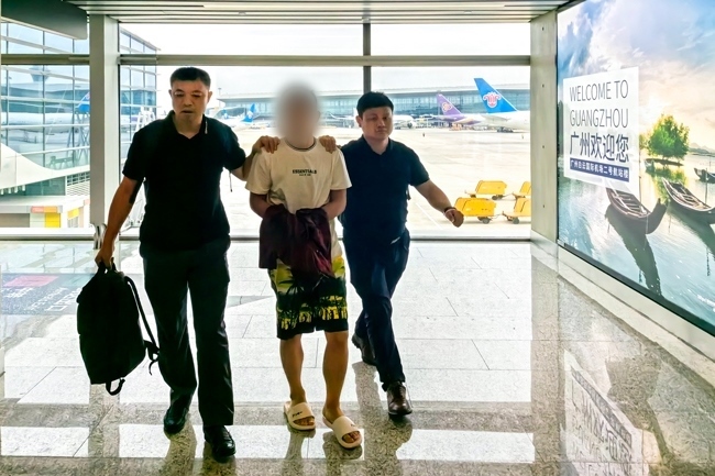 一名潛逃柬埔寨的犯罪嫌疑人被押解回國(guó)。公安部供圖