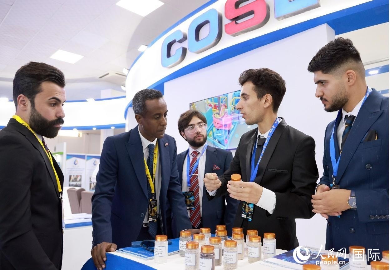 圖為中海油服工作人員在介紹產(chǎn)品。人民網(wǎng)記者 管克江攝